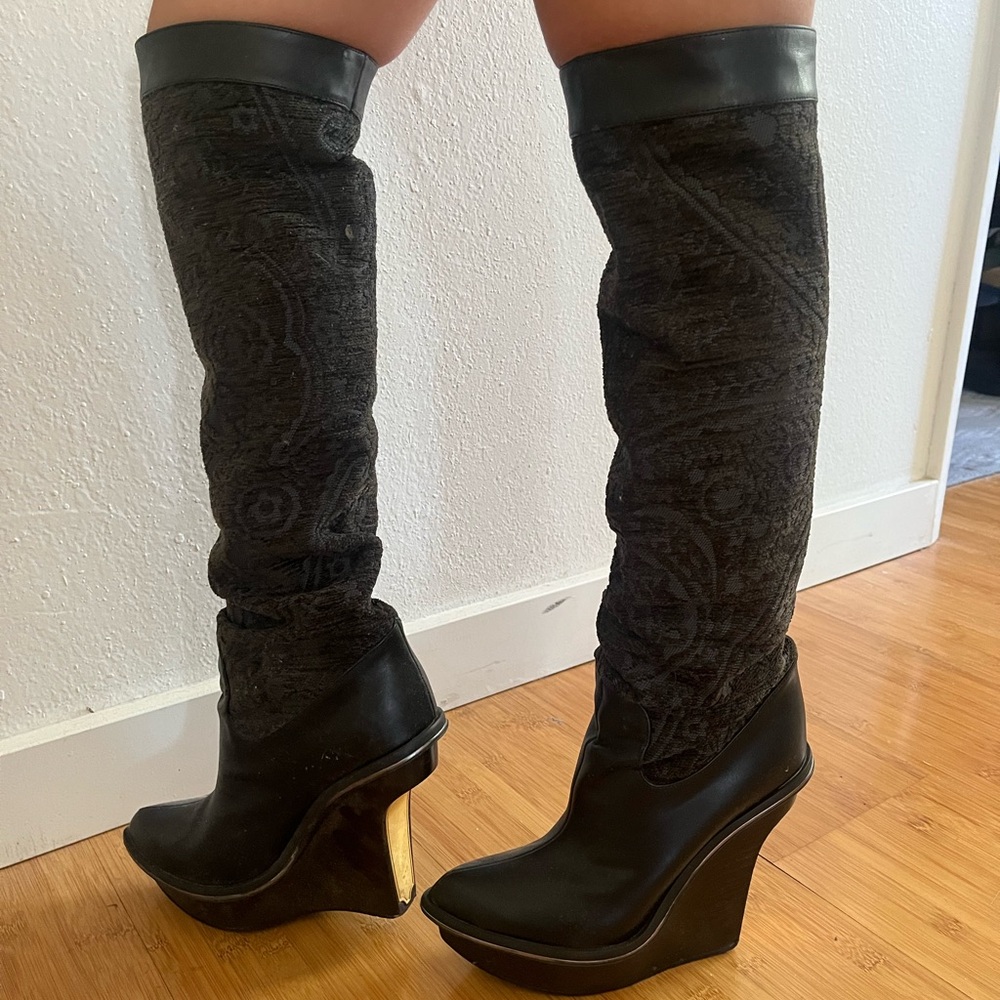 Stella McCartney Dana Damask carved platform wedge boot - Picture 3 of 6